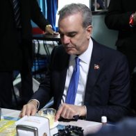 Abinader visita zona de dominicanos en Madrid