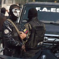 Detienen un exfiscal superior en Venezuela por tráfico de gasolina