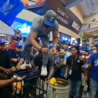 Multan al animador del Licey por quemar tenis amarillos en el Estadio Quisqueya