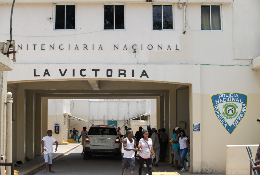 Familiares de reclusos muertos durante motín en La Victoria dicen existe complicidad para introducir armas al recinto