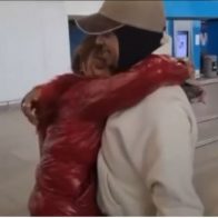 ¡Entre abrazos! La Perversa se reencuentra con su padre en EEUU