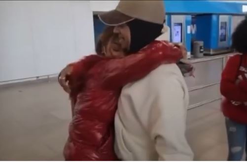 ¡Entre abrazos! La Perversa se reencuentra con su padre en EEUU