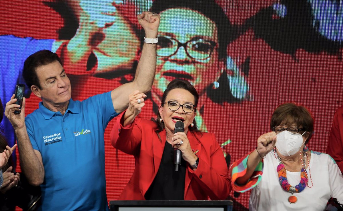 Presidenta de Honduras ratifica a jefe y subjefe de las Fuerzas Armadas