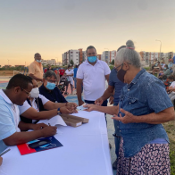 Residentes Ciudad Juan Bosch reciben Tarjetas de Bonos Navideños
