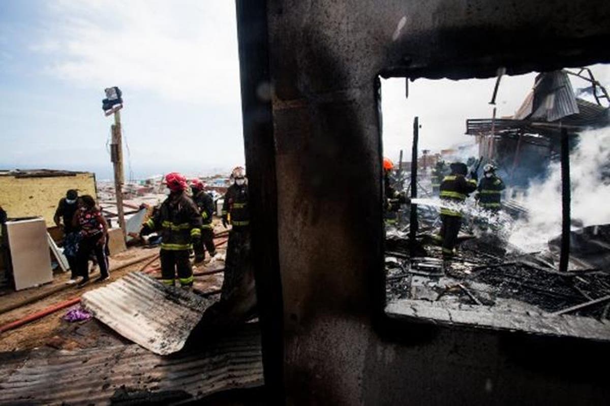 Incendio al norte de Chile consume 100 viviendas de un campamento irregular