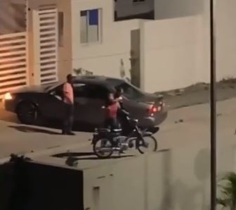 ¡Insólito! Hombre intenta llevarse mujer a la fuerza y testigo no hace nada