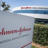 Johnson & Johnson logra victoria legal que congela demandas por su talco