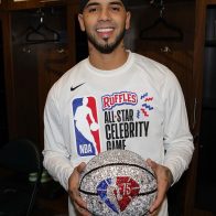Anuel AA muestra su talento en el baloncesto