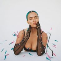 Karol G posa sin maquillaje para la revista Vogue