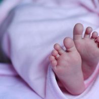 Encuentran niña de un mes de nacida abandonada en una avenida de Valverde