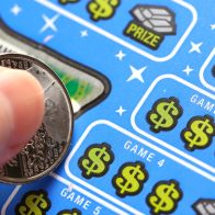 Hombre es enviado por su esposa a comprar pollo y gana 100.000 dólares en una lotería instantánea