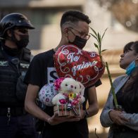 Venezolanos celebran el amor con boda múltiple en una plaza de Caracas