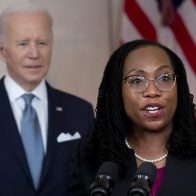 Biden nomina a la primera jueza negra para el Supremo de EEUU