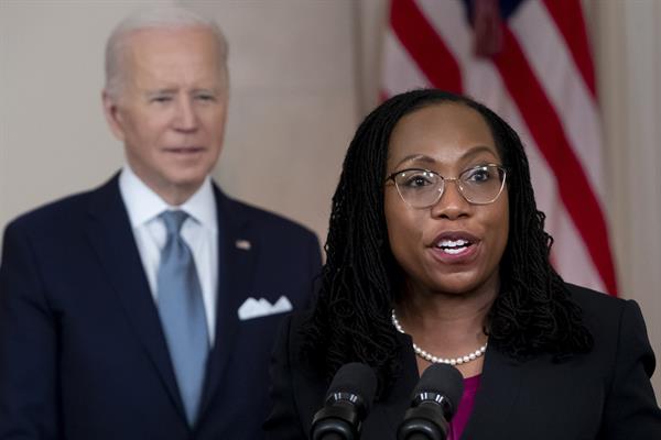 Biden nomina a la primera jueza negra para el Supremo de EEUU