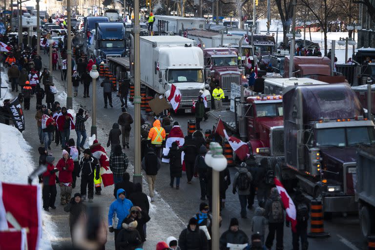 Protestas de camioneros empiezan a afectar las economías de Canadá y EEUU
