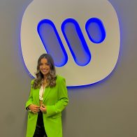 Adriana Torrón firma con Warner Music Latina