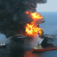 ¡Ay los chelitos! Se incendia barco repleto de vehículo de lujo en el océano Atlántico