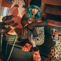 Colección Karol G X Crocs se agota con menos de una semana en el mercado