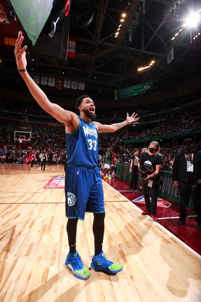 Dominicano Karl Anthony Towns, primer latino en ganar la competencia de 3 puntos de la NBA