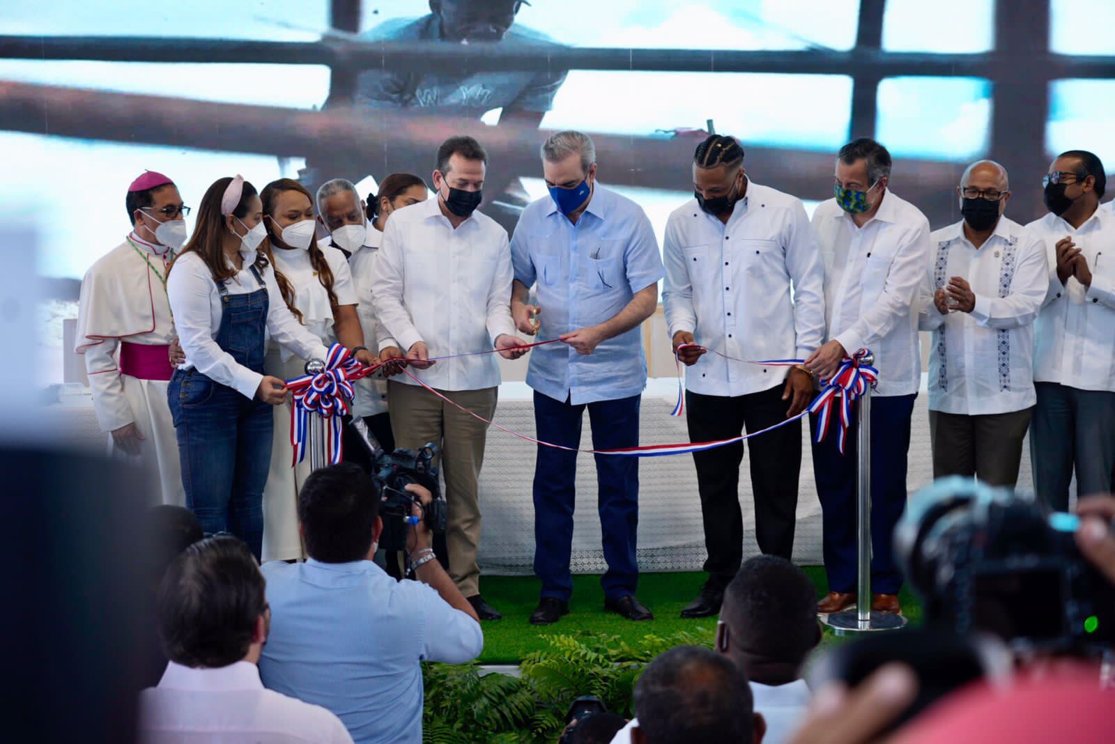 Abinader inaugura empresa de Robinson Canó EAST Recycling en SPM