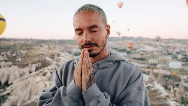 J Balvin pide oraciones por la salud de su madre