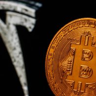 Tesla asegura tener casi 2.000 millones de dólares en bitcoins