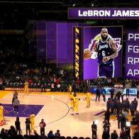 LeBron James de vuelta a la acción tras lesión; contribuye a victoria de los Lakers