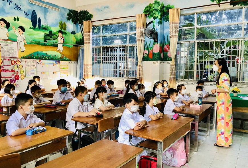 Millones de alumnos regresan a las escuelas en Vietnam tras paro por pandemia