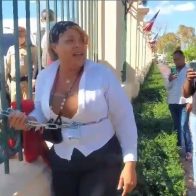 Mujer se encadena en el Palacio Nacional exigiendo un empleo