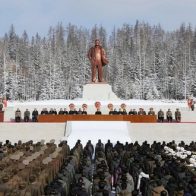 Kim Jong-un asiste a multitudinario evento por el 80 aniversario de su padre