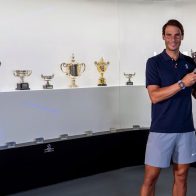 Nadal deposita la Copa de Australia en su museo de Manacor