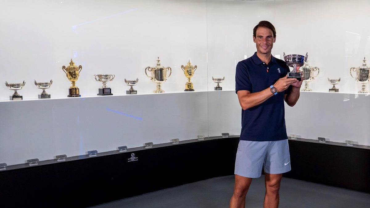 Nadal deposita la Copa de Australia en su museo de Manacor