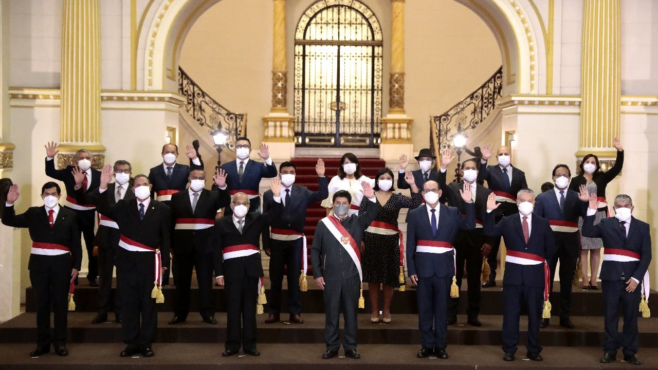 Presidente de Perú juramenta su cuarto gabinete en medio año de gestión