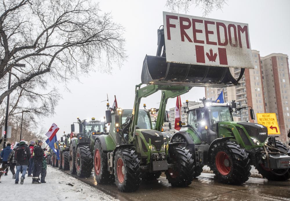 Canadá. -Manifestantes en contra de los mandatos de vacuna y las restricciones por el COVID-19 protestaron el sábado en diversas ciudades de Canadá en solidaridad con las movilizaciones de una semana en la capital nacional. Las autoridades de Ottawa y muchas capitales provinciales trabajaban para garantizar que las protestas contra las medidas de salud pública relacionadas con la pandemia se mantuvieran pacíficas. Para el mediodía del sábado en Ottawa, miles de inconformes se congregaron cerca de fogatas en el jardín cubierto de nieve frente a la Colina del Parlamento. Los participantes prepararon “hot dogs” y repartieron bocadillos horneados bajo lonas, mientras dos hombres a caballo recorrían la ciudad, uno de ellos portando una bandera en apoyo al exmandatario estadounidense Donald Trump. La “caravana de camiones de la libertad” ha atraído el apoyo de Trump y otros republicanos.