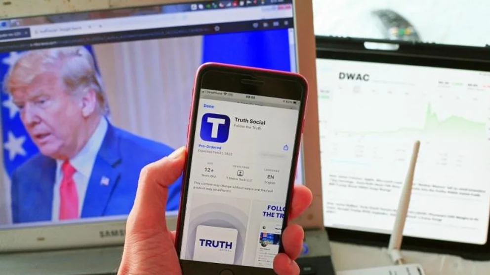 Donald Trump estrena oficialmente Truth Social, su nueva red social disponible en iPhone