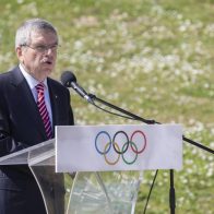 COI pide igual acceso de todos a vacunas contra la COVID al clausurar Juegos de Pekín 2022