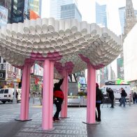 Times Square propone un amor de PVC para San Valentín