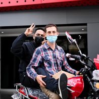 ¡Se acabó el andar a pie! Alofoke Media Group entrega motor y brinda ayuda a serbio que vivía en las calles