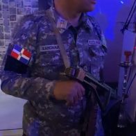 Suspenden oficial captado en video manipulando arma de fuego durante intervención en centro de diversión nocturno