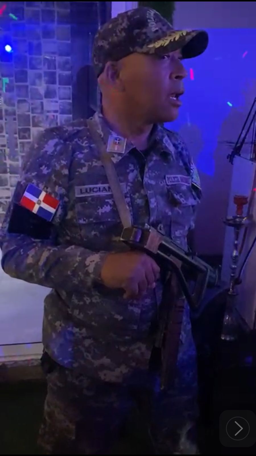 Suspenden oficial captado en video manipulando arma de fuego durante intervención en centro de diversión nocturno