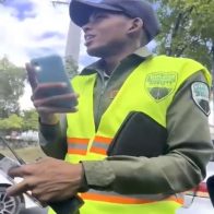 ¡Que siga de chistoso! Agente que abordo a Larimar Fiallo pasará centro nuevamente