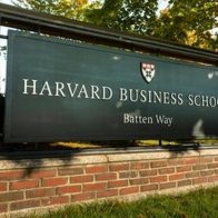demandan a la Universidad de Harvard por ignorar denuncias de abusos