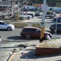 ¡Como si estuvieran jugando el topao! Atracan hombre en plena calle