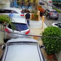 Dueños de vivienda sorprenden atracadores a punta de pistolas a modo del Viejo Oeste