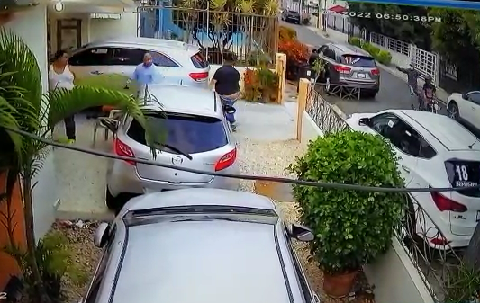 Dueños de vivienda sorprenden atracadores a punta de pistolas a modo del Viejo Oeste