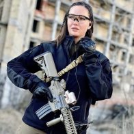 Miss Ucrania se suma a los civiles que defienden a su país con rifles