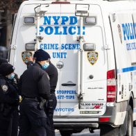 Hallan escondida bajo una escalera a niña desaparecida hace 2 años en NY