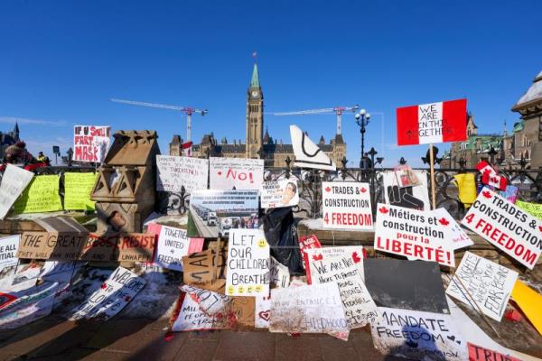 Acusan a los antivacunas de "bloquear" la democracia con protestas en Canadá