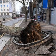 La tormenta Eunice deja tres muertos y paraliza el Reino Unido
