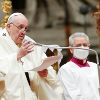 El papa expresa a Zelenski su "profundo dolor" por la guerra en Ucrania